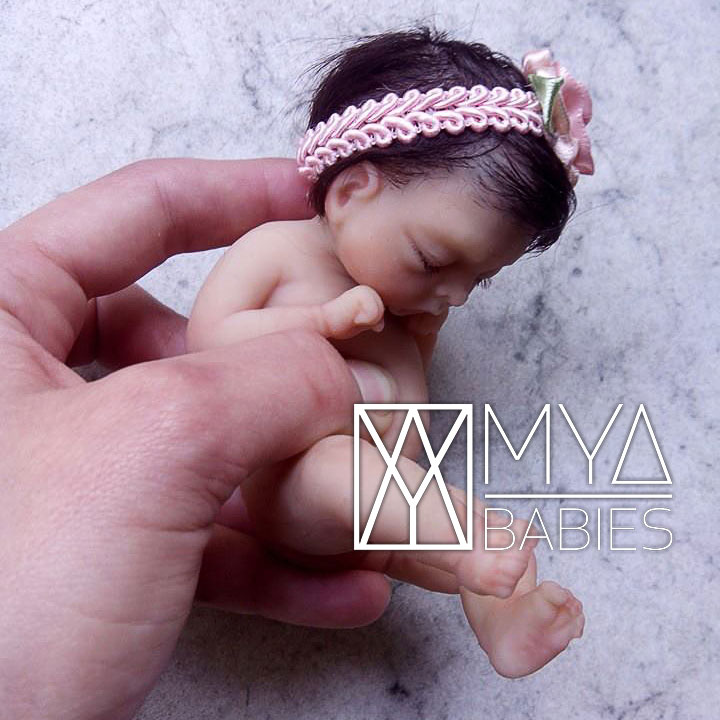 Hecho para recordar Ponte de pie en su lugar Diploma Miniaturas - MYA Babies